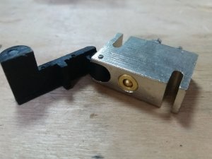 Intrerupator brat unit cu furtunele pe sus